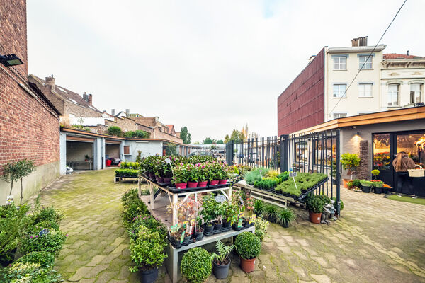 Voorbeeld van een bestemmingswijziging (verbouwing van garages tot een kwekerij in Jette) zonder grootschalige werken