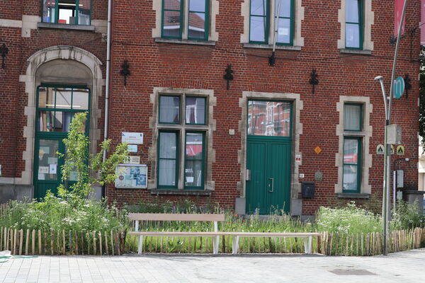 Het nieuwe voorplein van school 13 in Anderlecht