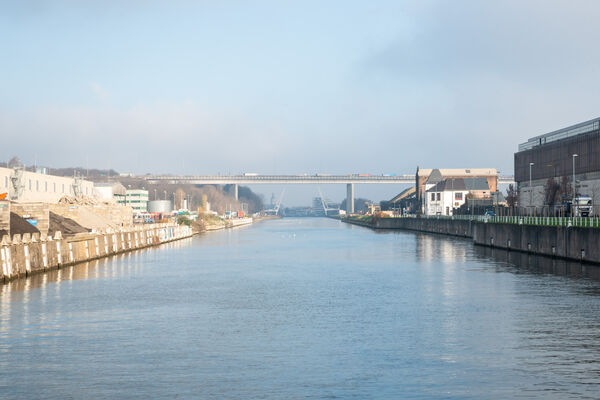 Zicht op het kanaal vanop de Budabrug