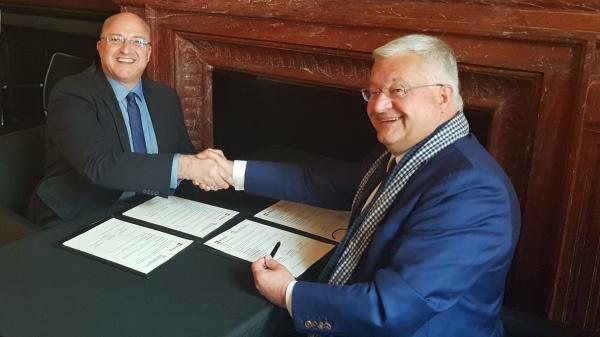 Ondertekening van het akkoord door de voorzitter van de MEL, Damien Castelein, en de Minister van Externe Betrekkingen, Guy Vanhengel