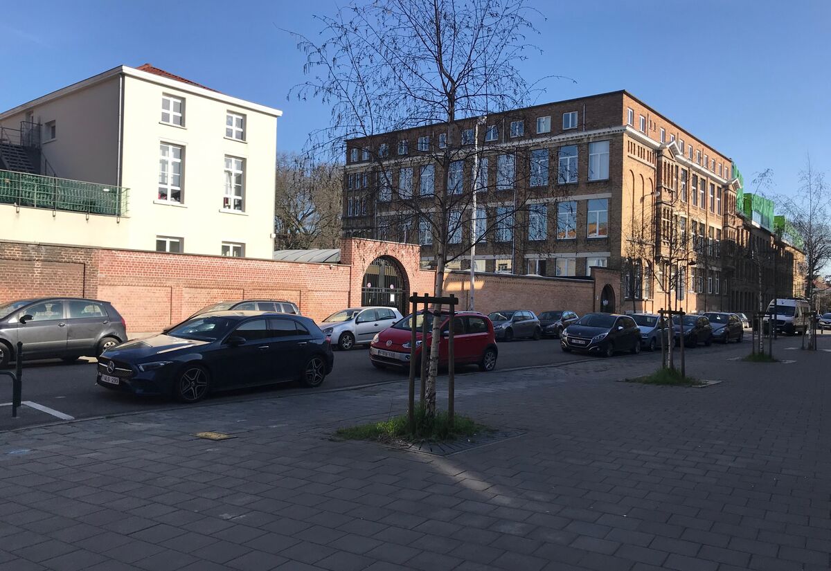 View of the school entrances from rue de Molenbeek
