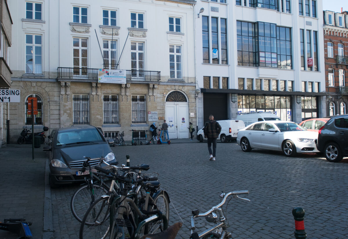View of the school entrance Place du nouveau marché aux grains